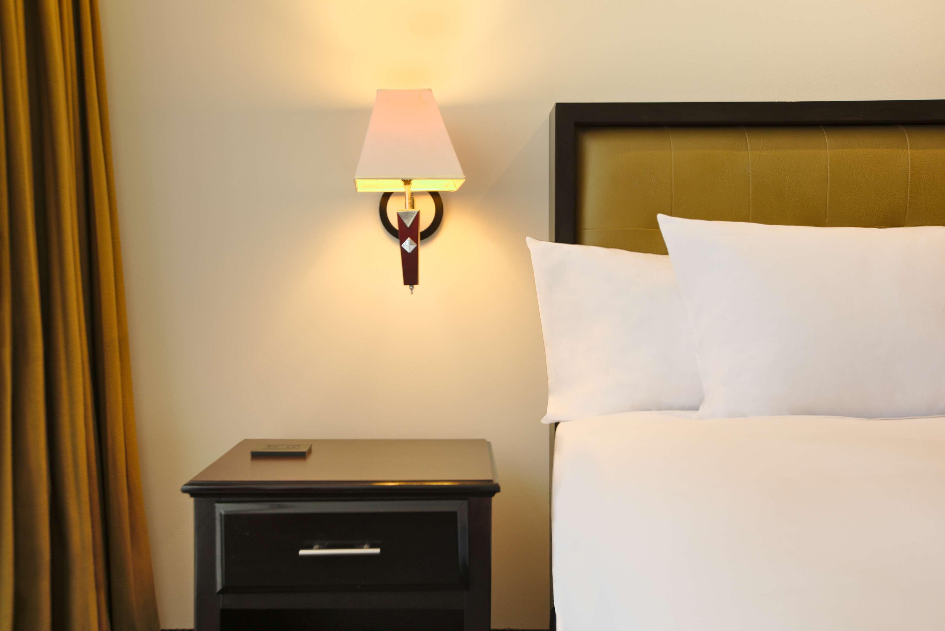 Wyndham Garden Guatemala City Hotel Екстериор снимка A wall light